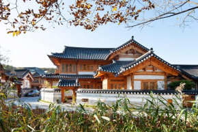 IRIRU Boutique Guesthouse - Hanok Korean traditional house